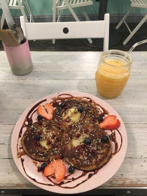 Apple Pancakes & Ziggy Smoothie at Paradise Plantbased in North West London