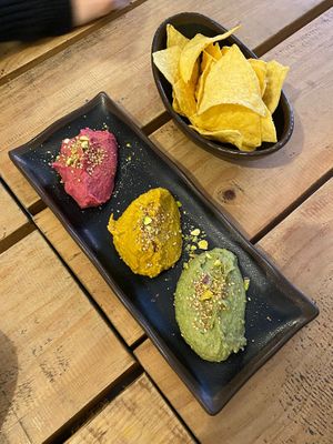 Hummus de tres tipos diferentes, increibles los tres. Comimos tambien ceviche vegano, pequeño, pero delicioso. Y un postre de limon, mango y galleta muy muy rico! at All You Eat is Love in Barcelona