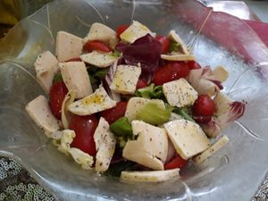 Vegan mozzarella salad at Pizzeria Pasta Da Nando in Perpignan
