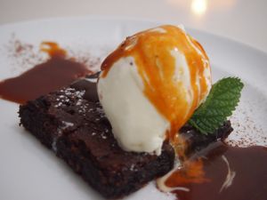  Brownie de chocolate e amêndoa com gelado e caramelo salgado at 1881 Cervejaria in Amarante