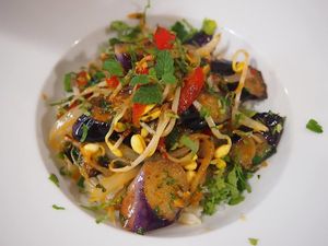 Salteado de Beringela e Rebentos de Feijão Mungo at 1881 Cervejaria in Amarante