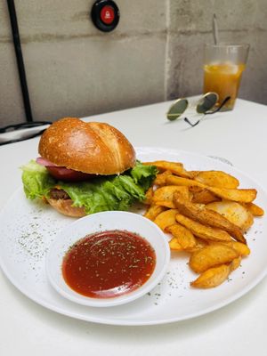 Classic burger   at De Aca in San Jose