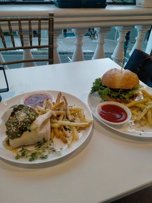 Hamburguesa y Wrap de pizza at De Aca in San Jose