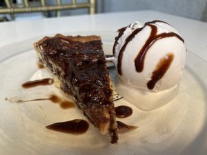 Pecana Torta Con Helada  at De Aca in San Jose