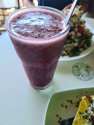 Berry smoothie at De Aca in San Jose