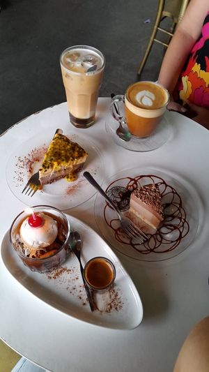 cappuccino, tarta de maracuyá, tarta de chocolate con caramelo y affogato at De Aca in San Jose