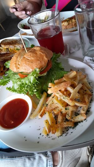 hamburguesa at De Aca in San Jose