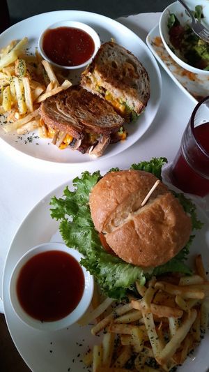 hamburguesa y grilled cheese at De Aca in San Jose
