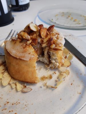 cinnamon bun at De Aca in San Jose