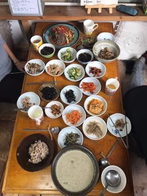 Shin seen bap 
Ooheong deep bap 
Wholewheat noodles with wild sesame
Tomato bibinguksu at Jayeonneuro in Jeju