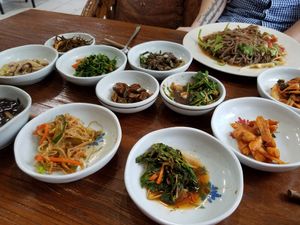 Tomato noodles and side dishes at Jayeonneuro in Jeju