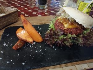 Veganer Burger at Aubergine in Ibiza