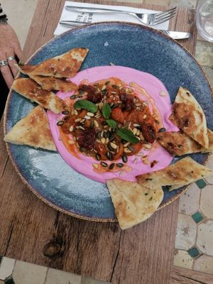 Herr lijk flatbread met smakelijke dip at Aubergine in Ibiza