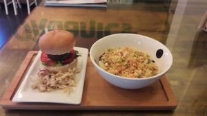 Some tapas are going down at Organic´s, this miniburguer of falafel and a bulgur salad at Organic's in Sevilla