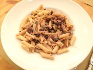 Pasta con salsa del día (= nata + verduras salteadas) at Organic's in Sevilla