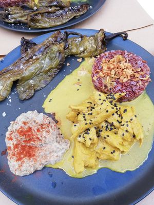 Combinat d'Heüra al curry amb arròs, pebrot i babaganush at Lua in Cadaques