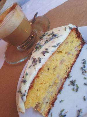 Pastel con lavanda at Arc Iris - Gran Via Carles in Barcelona