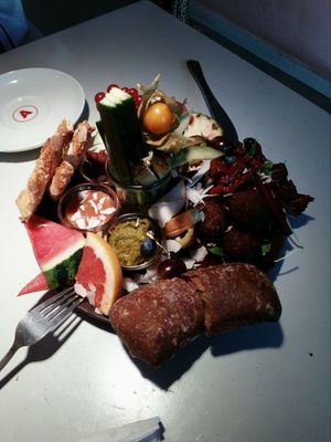 Huge vegan plate at Napoljonska in Berlin