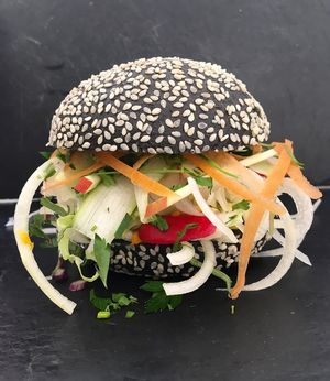 Hamburger que crudités at Eat Me by L'Inattendu-e in 