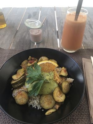 Vegan plat du jour and juice of the day “made with love” ❤️ at Eat Me by L'Inattendu-e in 