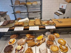Counter (note - not all vegan) at Bakkerij Goeiemorgen in Berchem