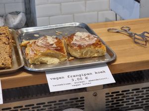 Vegan frangipan koek (almond) at Bakkerij Goeiemorgen in Berchem