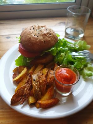 Falafel Burger and chips at Tandana in Quito