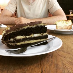 Bananen-Schokoladen-Torte und Apfelkuchen  at Incruenti in Prague