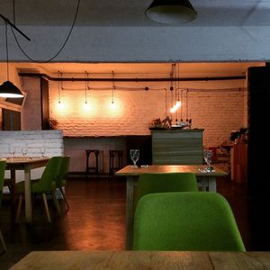 Minimalistische Inneneinrichtung mit grünem Farbakzent  at Incruenti in Prague