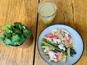 Tabouleh salade + homemade Kombucha at BROEI in Utrecht