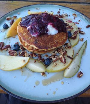 Pannenkoeken met fruit, pecannoten, syrup, compote en room at BROEI in Utrecht