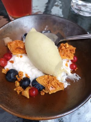 Coconut pudding with icecream and honeycomb at BROEI in Utrecht