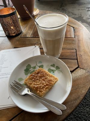 Chai latte and ‘boterkoek’: both tasty  at BROEI in Utrecht