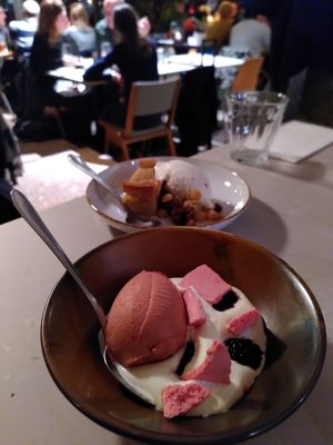 Round 4: thick yoghurt with fruits & applepie with ice cream at BROEI in Utrecht