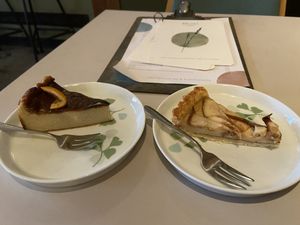 Basque cheesecake (tasty and quite creamy) and pear/vanilla tarte (quite good, but the pear’s peel didn’t combine well with the smooth vanila pudding layer) at BROEI in Utrecht