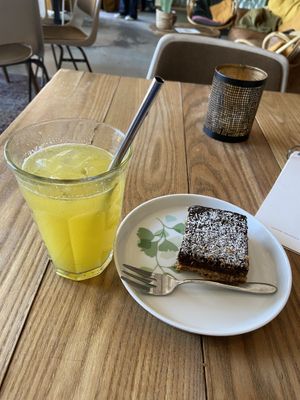 Clementine kombucha (quite good, but less sweet than expected) and choco/cocnut shortbread (quite good, with soft top)  at BROEI in Utrecht