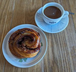 cinnamon bun and coffee at BROEI in Utrecht