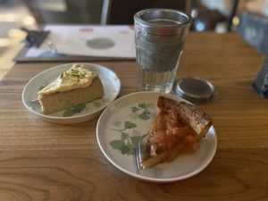 Pistachio/vanilla cheesecake (tasted a bit savoury), apricot/vanilla pie (tasty but with soggy crust) and verveine tea (very good) at BROEI in Utrecht