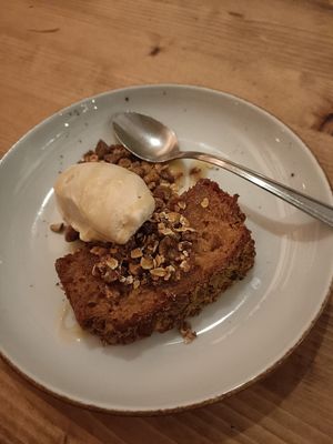 Caramel roomijs en pistachecake at BROEI in Utrecht