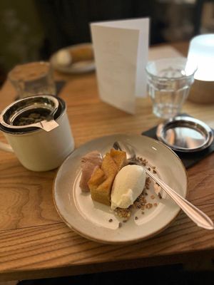 Chocolate mousse, homemade vanilla oatmilk icecream and bread and butter cake on some cacao nibs and toasted oats. Definitely recreating the cake soon!  at BROEI in Utrecht