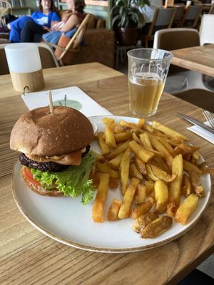 Broei burger (with a beans patty, ceviche ham and sriracha mayonaise) and kombucha (with ginger and lemongrass): both quite nice, but not special at BROEI in Utrecht