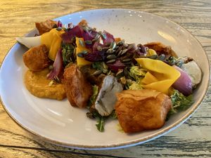 Hollandse groente: tasty, especially the fried bites and aardpeer. However, there was a bit too much salad compared to the small amount of miso cream as ‘dressing’  at BROEI in Utrecht