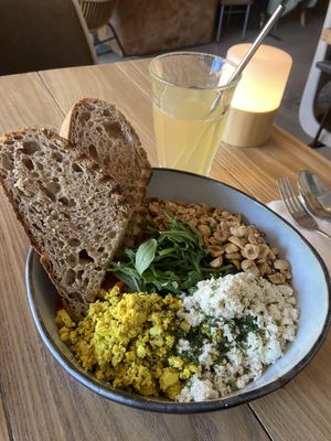 Shakshuka 2026-version and lemongrass kombucha: both good at BROEI in Utrecht