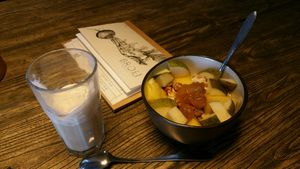 Viele vegane Angebote, z. B. Chai latte und Sojajoghurt mit Granola und Früchten at BROEI in Utrecht