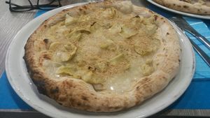 Pizza aux artichauts et fromage végétal at Da Nicole al Lungomare in Agropoli