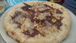 Pizza aux endives rouges, noix et fromage végétal at Da Nicole al Lungomare in Agropoli