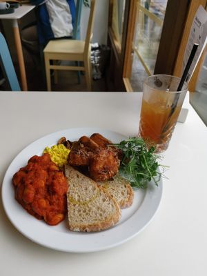 English breakfast at The Canvas: Shoreditch in East London