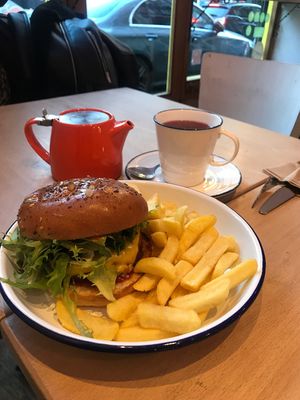 A fab cheeseburger 👌 at The Canvas: Shoreditch in East London