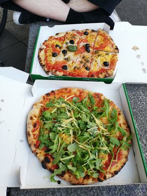 Vegan pizza at Pizzeria Schlaflos in Frankfurt