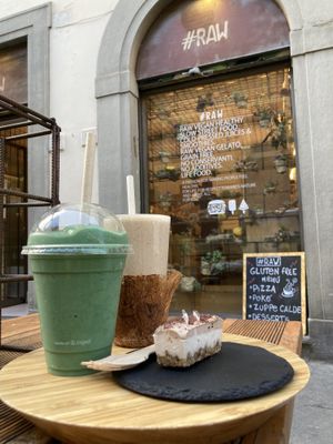 B12 smoothie, Chai Latte and Tiramisu at #RAW VEGAN FIRENZE in Florence